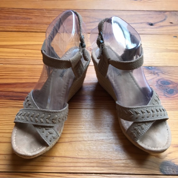 SO Shoes - Minnetonka Beige Tan Leather Sandal Wedges, EUC, 7